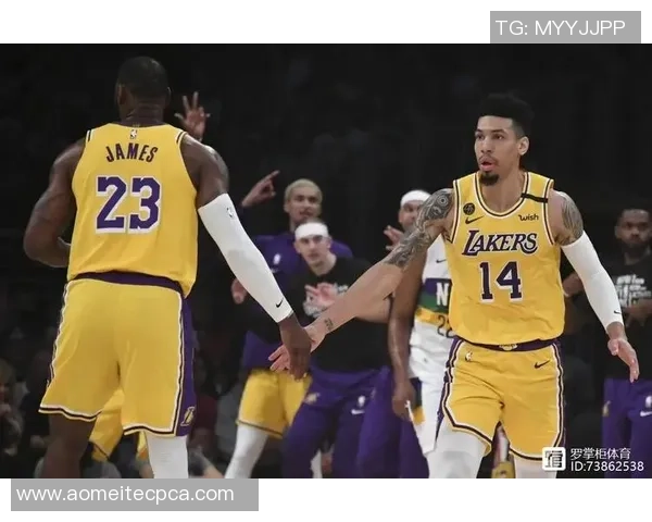 重庆足球队的包夹战术解析与实战应用探讨